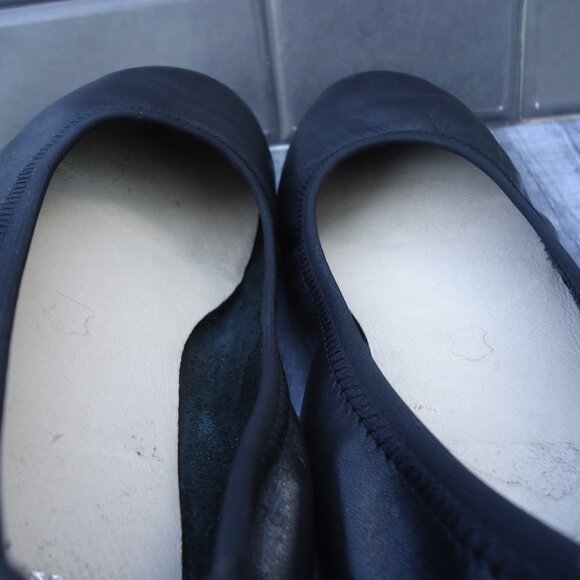 SIZE 7.5. Caprice black leather classic ballet flats. - Picture 8 of 16